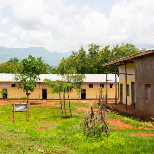 De school op het terrein van de kerk in Bele 